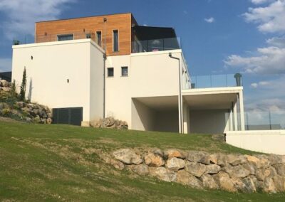 Construction d'une maison sur une pante